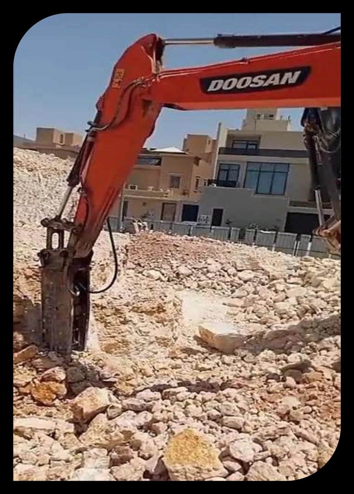 فريق مؤسسة جميلة للمقاولات العامة في موقع العمل