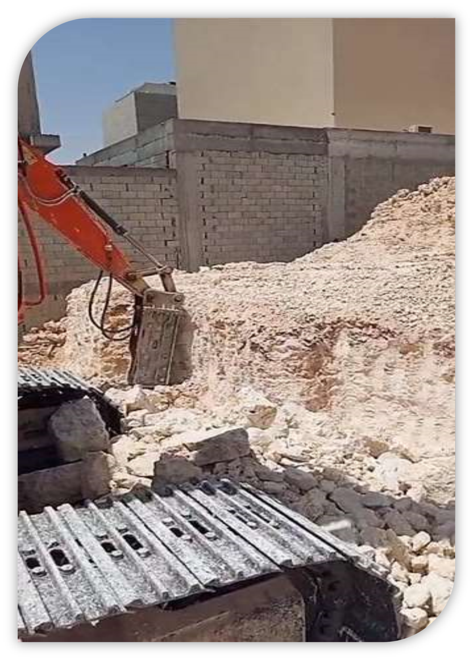 أعمال حفر خنادق وتمديد شبكات الصرف الصحي الرئيسية بالرياض